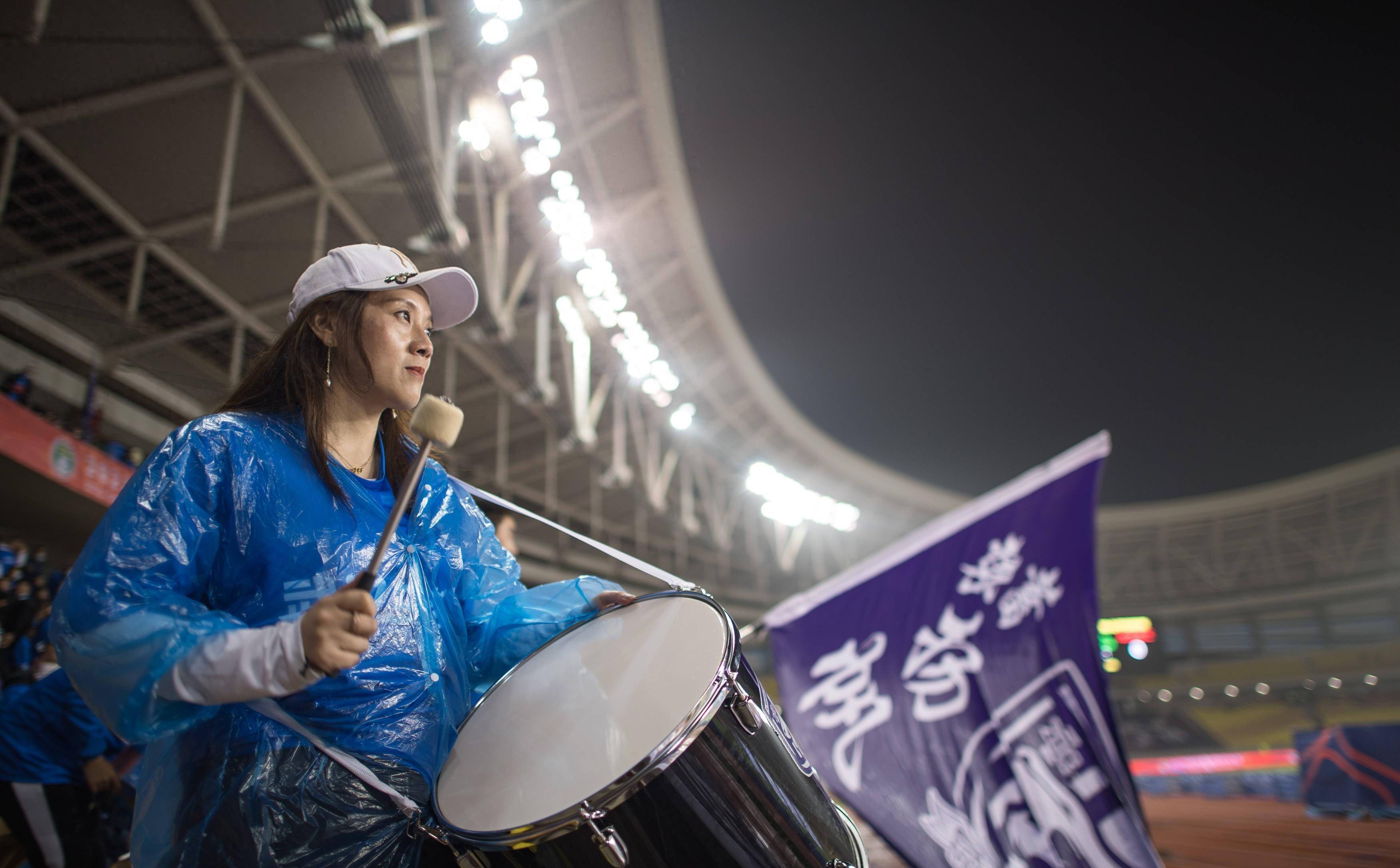 中超球员技艺高超，球迷沉浸在精彩表演中的简单介绍